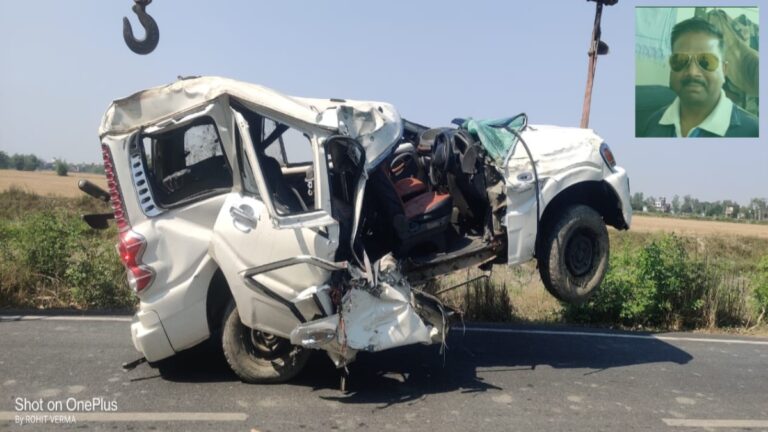 झपकी बनी जानलेवा: बाबा धाम से लौट रही स्कॉर्पियो पेड़ से टकराई, चालक की मौत