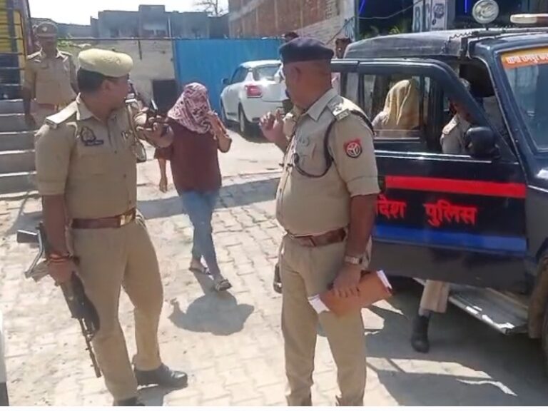 देवरिया में स्पा सेंटर पर पुलिस का छापा, कई युवक-युवतियां हिरासत में