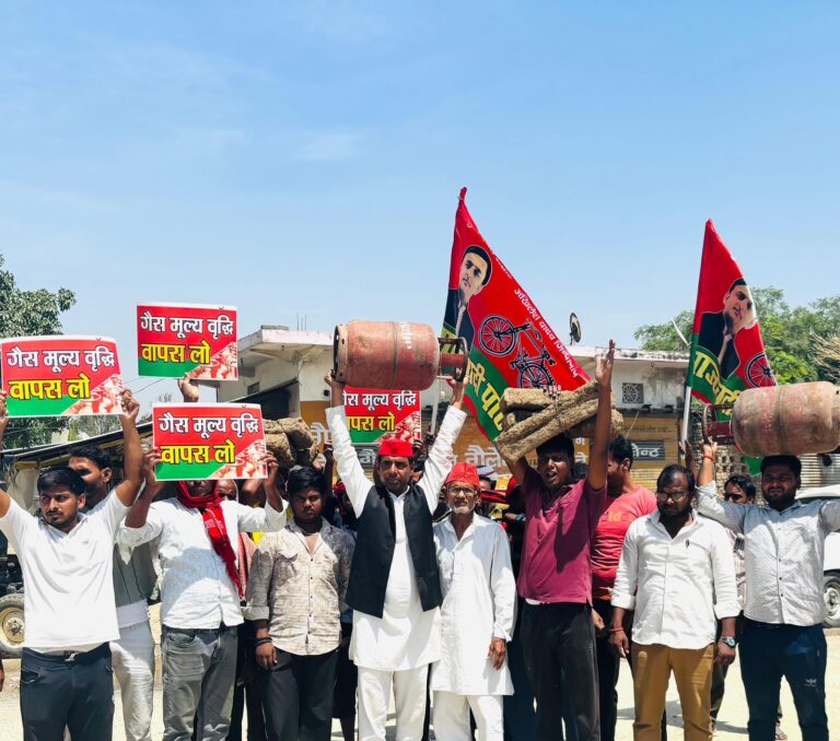 Deoria News: कमर्शियल गैस कीमत बढ़ोतरी के विरोध में सपा का प्रदर्शन, बरहज में किया विरोध