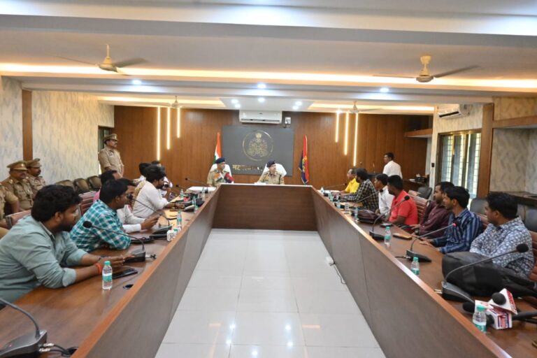 डायल 112 की चार नई गाड़ियों को एसपी ने दिखाई हरी झंडी, पत्रकारों संग की संवाद गोष्ठी