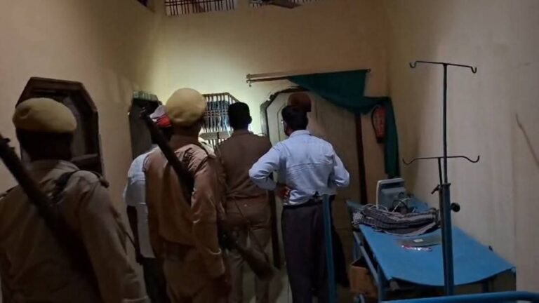 अवैध अस्पतालों पर कार्रवाई, तीन सील