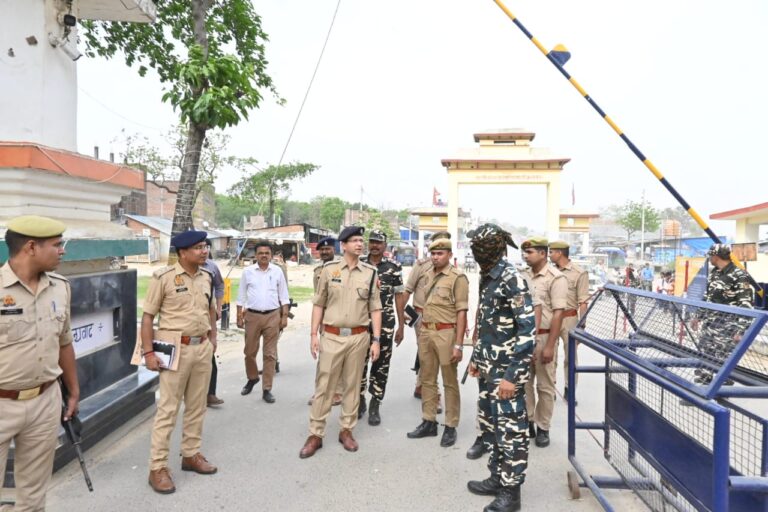 एसपी ने थानों से लेकर सोनौली बॉर्डर तक किया सख्त निरीक्षण