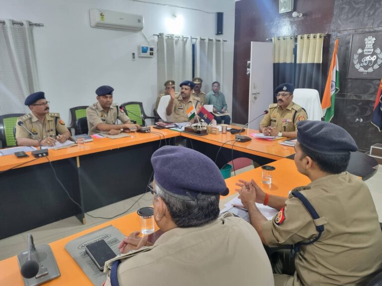 Mau SP Review Meeting: एसपी कमलेश बहादुर ने कानून व्यवस्था की समीक्षा कर दिए सख्त निर्देश