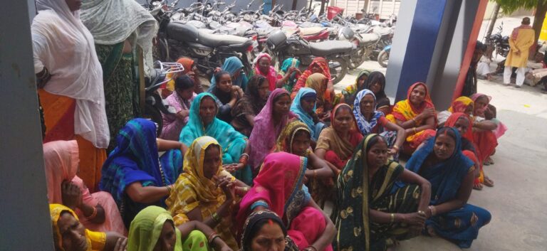 भीमराव अंबेडकर की प्रतिमा पर पत्थरबाजी विरोध करने पर मारपीट