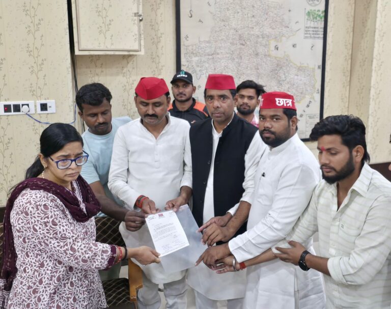 लक्ष्मीपुर गाँव की घटना की जाँच कराने को लेकर सपा नेता विजय रावत ने डीएम को सौपा ज्ञापन