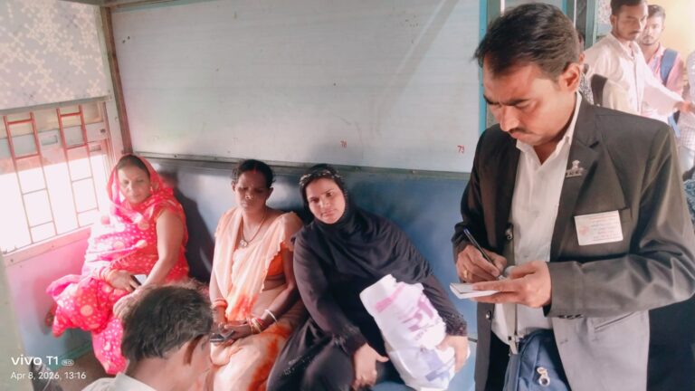 बिना टिकट यात्रा करने पर 103 यात्रियों को पकड़ा गया