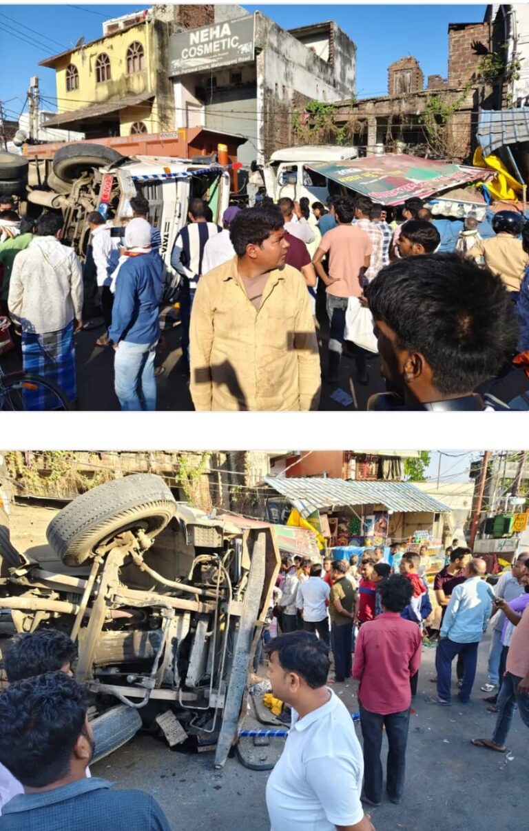 मौत का तांडव: ट्रेलर-डंपर की भीषण भिड़ंत में चालक की मौत, चौराहे पर मचा हड़कंप