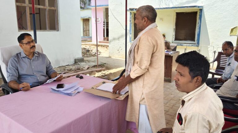 थाना समाधान दिवस पर डीएम ने सुनीं जनसमस्याएं, त्वरित निस्तारण के निर्देश