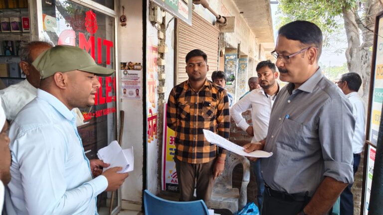 फार्मर आईडी सत्यापन: डीएम ने खलीलाबाद व मेहदावल में प्रगति परखी, शत-प्रतिशत पंजीकरण के निर्देश