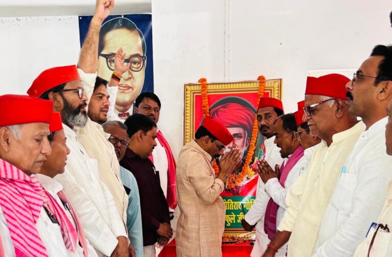 सामाजिक क्रांति के जनक ज्योतिबा फुले की मनाई गयी जयंती