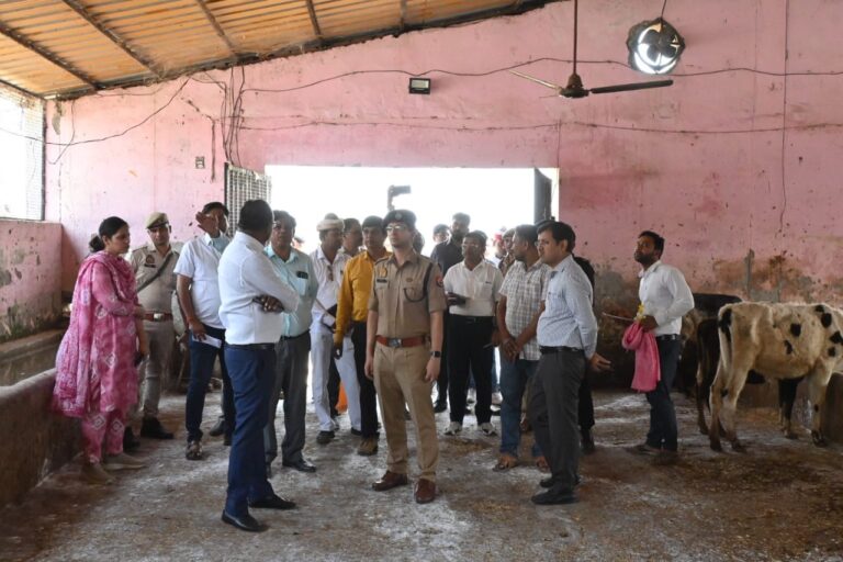 गौ सदन में अचानक पहुंचे डीएम-एसपी, व्यवस्थाओं की खुली पोल