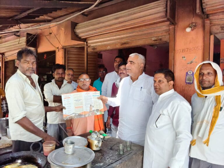 घर-घर जनसंपर्क कर किया संवाद