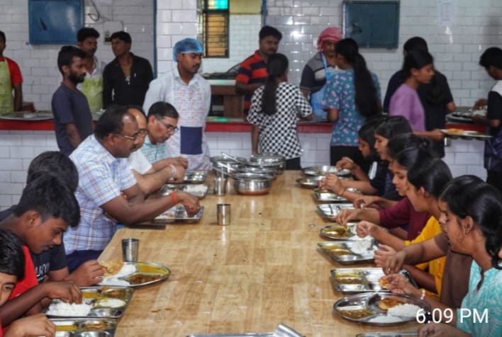महराजगंज: जवाहर नवोदय विद्यालय में डीएम का औचक निरीक्षण, शिक्षा व स्वास्थ्य व्यवस्थाओं पर सख्त निर्देश