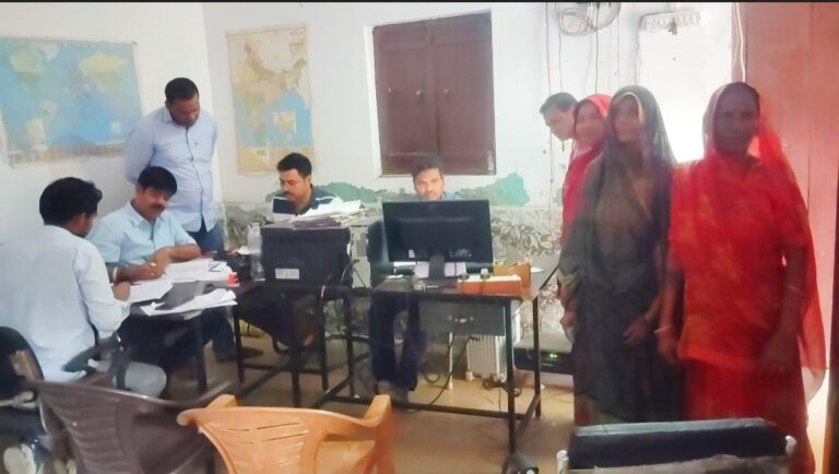 महराजगंज में अवकाश दिवस पर भी चला फॉर्मर रजिस्ट्री अभियान, घर-घर पहुंचकर किया गया पंजीकरण