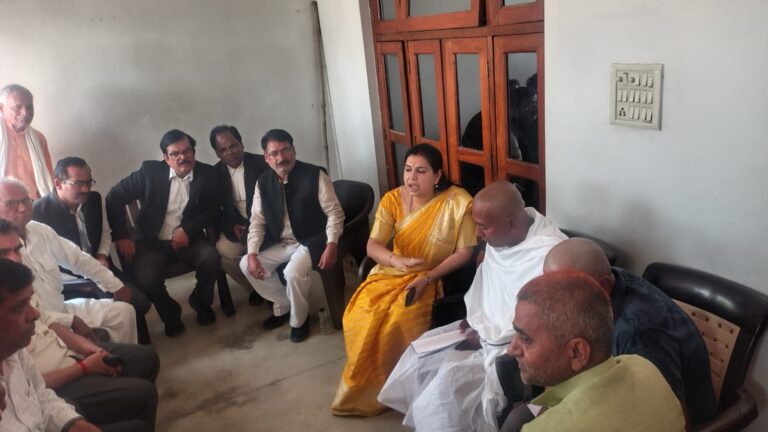 अधिवक्ता मौत के बाद उठे सवाल, डीएम पहुंचीं गांव- परिजनों से मिलकर दिलाया न्याय का भरोसा