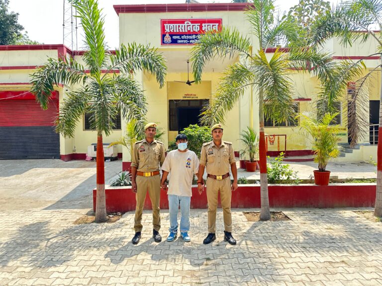 सीमा पर सख्ती: 928 ग्राम गांजा के साथ नेपाली तस्कर गिरफ्तार, बाइक भी बरामद