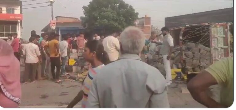 टायर फटते ही पलटी डीसीएम, सड़क बनी फिसलन का जाल