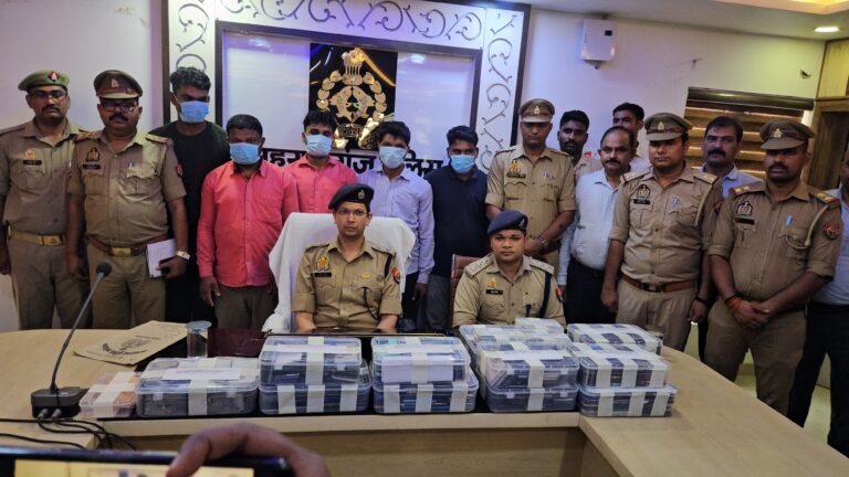 महराजगंज में साइबर गैंग का भंडाफोड़: 05 गिरफ्तार, 318 मोबाइल बरामद