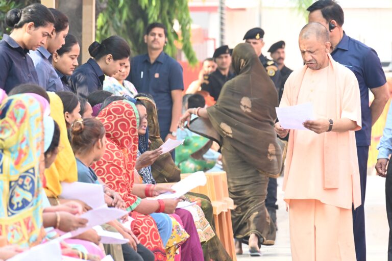 जन समस्याओं का त्वरित समाधान करें अधिकारी: योगी आदित्यनाथ