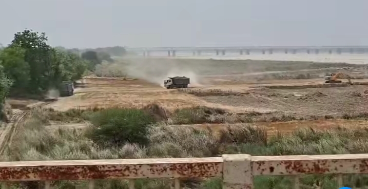 रात के अंधेरे में लूट खनन माफियाओ का बोलबाला