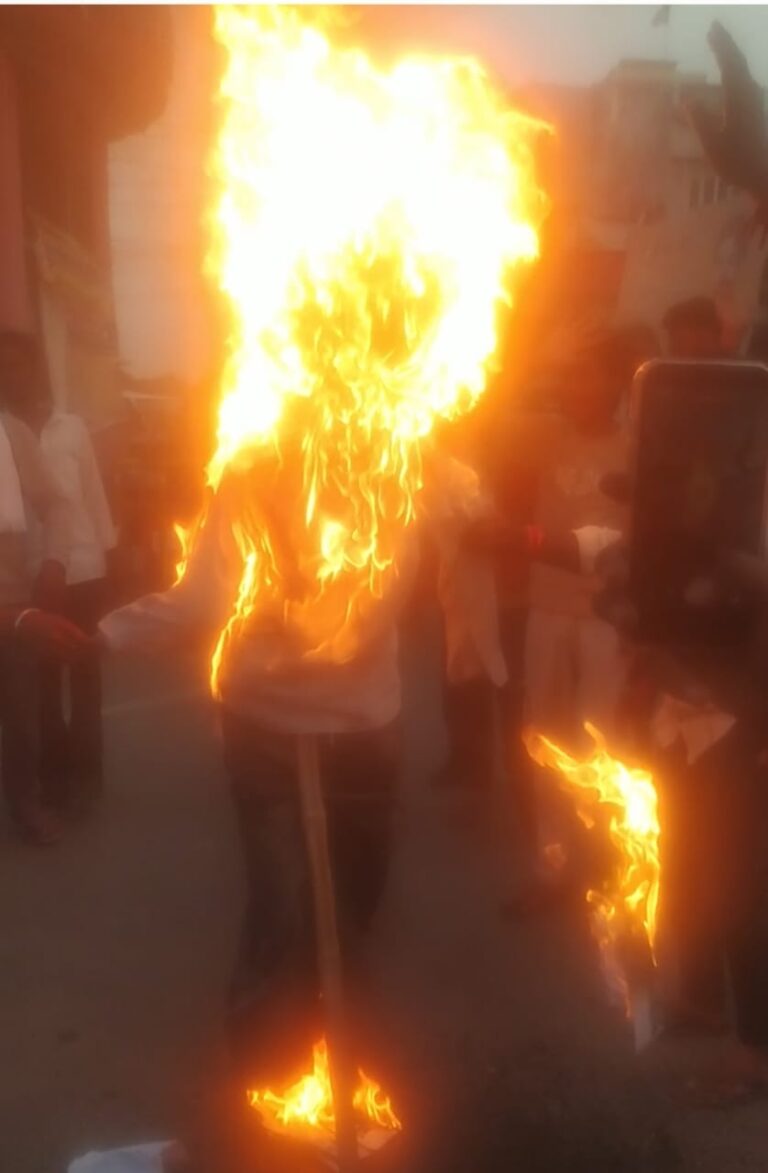 सुरक्षा के बीच बजरंग दल का शक्ति प्रदर्शन, चौराहे पर जलाया पुतला
