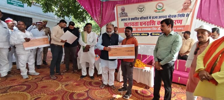 आपदा पीड़ित परिवारों को राहत: 13 परिवारों को चार-चार लाख की सहायता राशि प्रदा