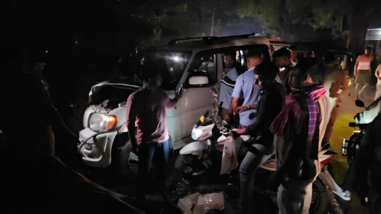 तेज रफ्तार स्कॉर्पियो की टक्कर से मचा हड़कंप, ई-रिक्शा सवार पांच लोग गंभीर घायल