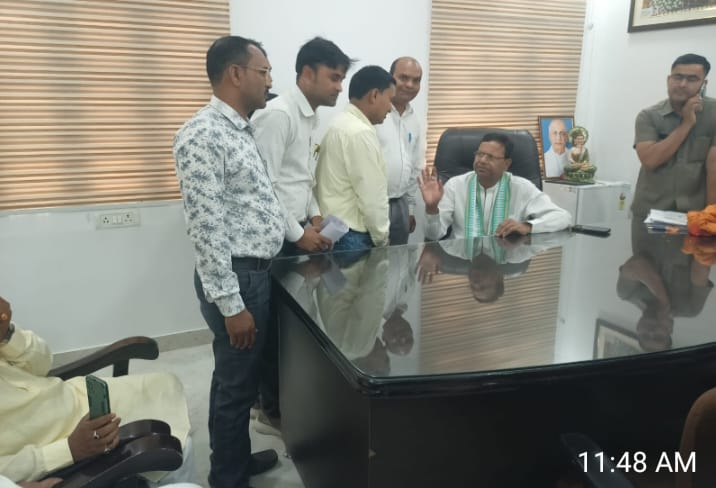 8 माह से बकाया मानदेय पर गरजे ग्राम रोजगार सेवक, मंत्री पंकज चौधरी से मुलाकात में उठीं मांगें