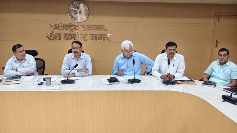 फार्मर रजिस्ट्री में लापरवाही पर डीएम सख्त, अनुपस्थित कर्मियों का मानदेय-वेतन रोका