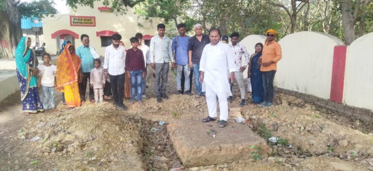 बरहज रेलवे स्टेशन पर रेलवे प्रशासन द्वारा किये गए अधूरे कार्य को देख कांग्रेस प्रवक्ता भड़क