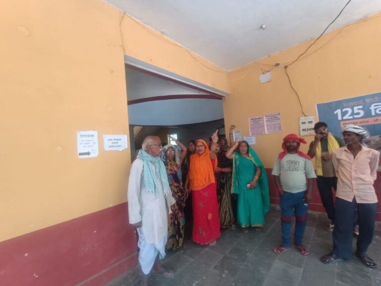 स्मार्ट मीटर मे ज्यादा बिल आने को लेकर महिलाओं का प्रदर्शन