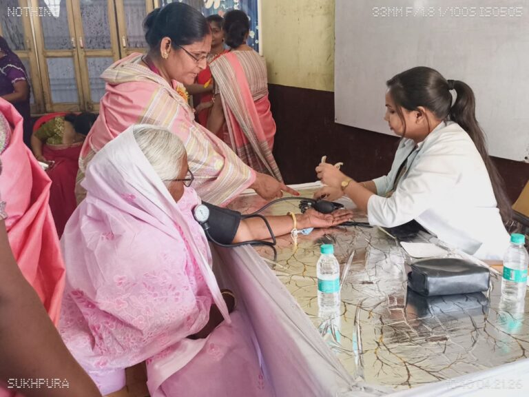 बलिया में निःशुल्क स्वास्थ्य शिविर: 120 लोगों की जांच, 35 ने किया रक्तदान, जानिए ऐसे कैंप का लाभ कैसे लें