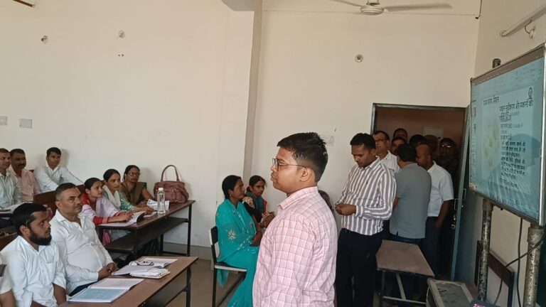 गोरखपुर में 1592 प्रगणकों का प्रशिक्षण शुरू, अधिकारियों ने किया निरीक्षण