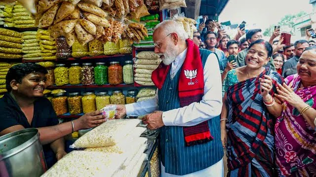 झाड़ग्राम में PM मोदी का ‘झालमुड़ी स्टॉप’ वायरल, दुकानदार से की दिलचस्प बातचीत