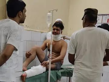 दुल्हन की विदाई के बाद लौट रही कार की ट्रक से भिड़ंत, दूल्हे के जीजा की मौत, तीन घायल