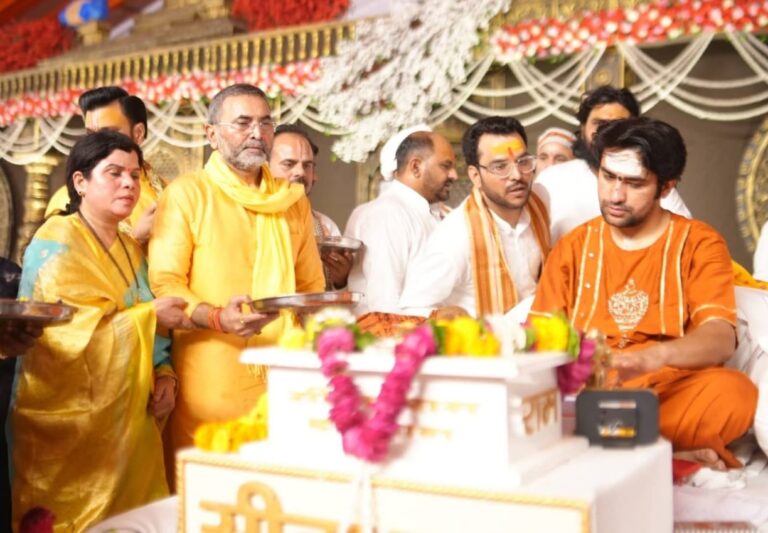 बृजेश सिंह ने धर्मपत्नी अन्नपूर्णा सिंह संग लिया बाबा धीरेंद्र शास्त्री का आशीर्वाद