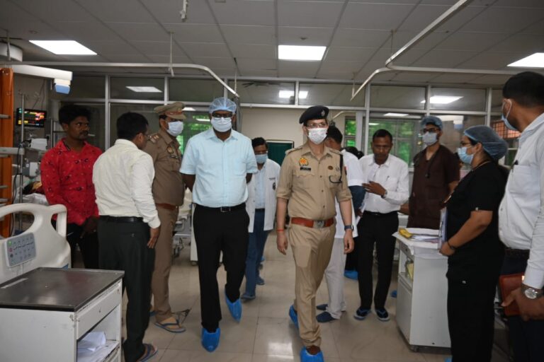 नेपाल सड़क हादसे के घायलों से मिले डीएम-एसपी, बेहतर इलाज के दिए निर्देश