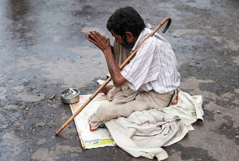 विकसित भारत 2047 के सपने पर भिक्षावृत्ति का साया: क्या योजनाओं की विफलता है असली वजह?