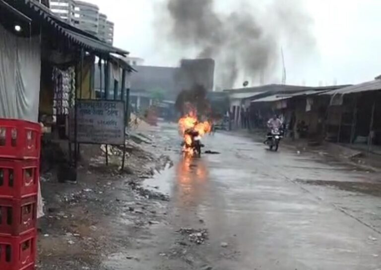 बारिश भी नहीं बुझा सकी बाइक की आग, घुसवा चौराहे पर मचा हड़कंप