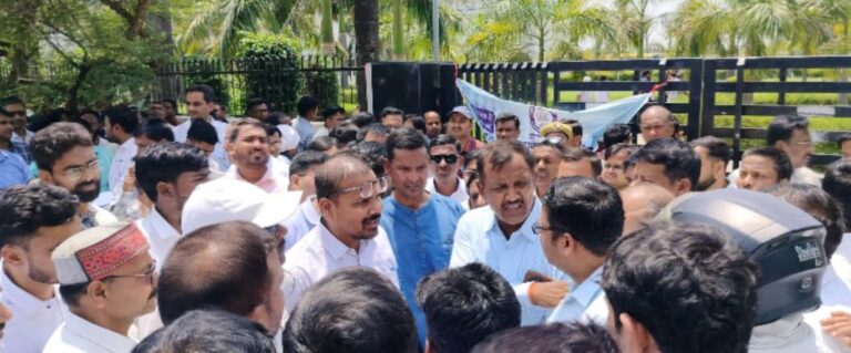 जनगणना प्रशिक्षण में बवाल, शिक्षकों ने किया सड़क जाम