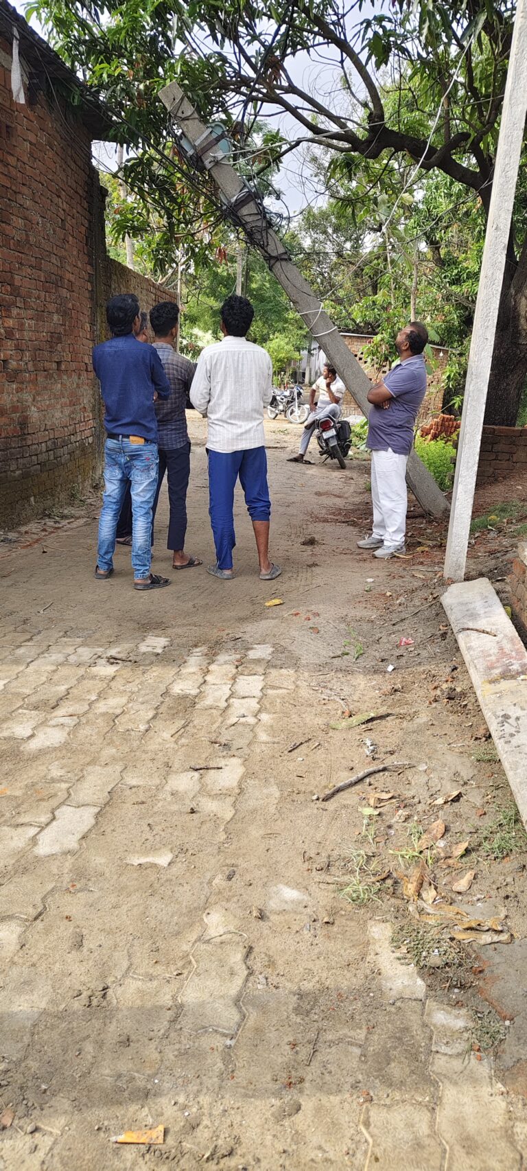 देवरिया: भलुआ गांव में महीनों से टूटा बिजली का पोल बदला, अनिल यादव के हस्तक्षेप से मिली राहत