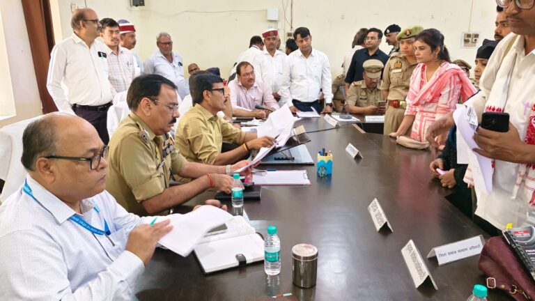 सम्पूर्ण समाधान दिवस में उमड़ी भीड़, डीएम-एसपी ने त्वरित निस्तारण का दिया भरोसा