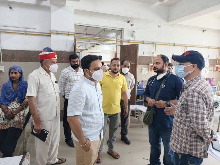 छुट्टी के दिन मेडिकल कॉलेज में सीडीओ का औचक निरीक्षण