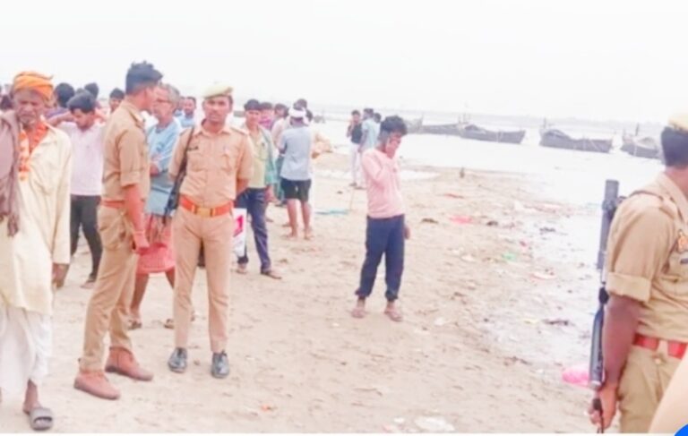 बलिया: गंगा घाट पर मुंडन संस्कार के दौरान दर्दनाक हादसा, 4 लोग डूबे, 2 बचाए गए