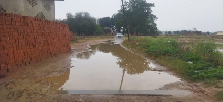 देवरिया: हल्की बारिश में सड़क पर जलभराव, राहगीर परेशान