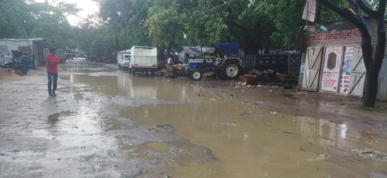 बारिश से सड़को पर जल भरावजनजीवन अस्त व्यस्त