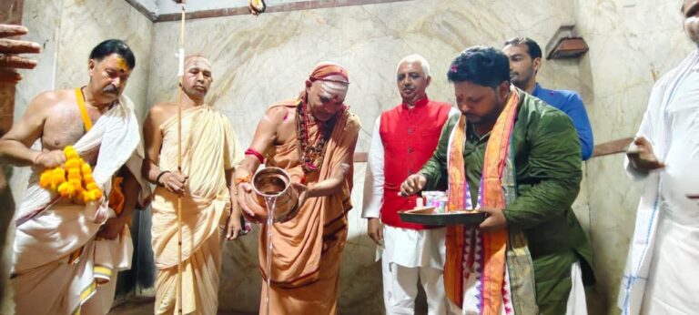 शंकराचार्य का सरकार पर सीधा प्रहार: हिंदू नाम पर सबसे बड़ा अधर्म कर रही सत्ता, बीफ एक्सपोर्ट में नंबर-1 होना शर्मनाक