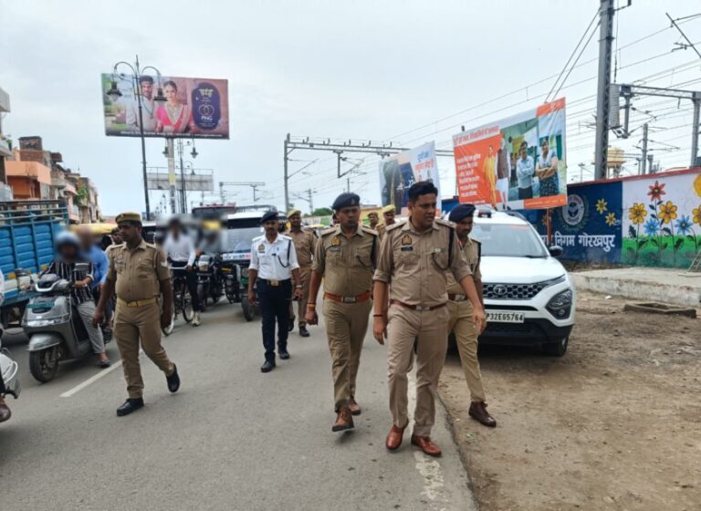गोरखपुर: SSP ने धर्मशाला तिराहा का किया निरीक्षण, यातायात सुधार के दिए सख्त निर्देश