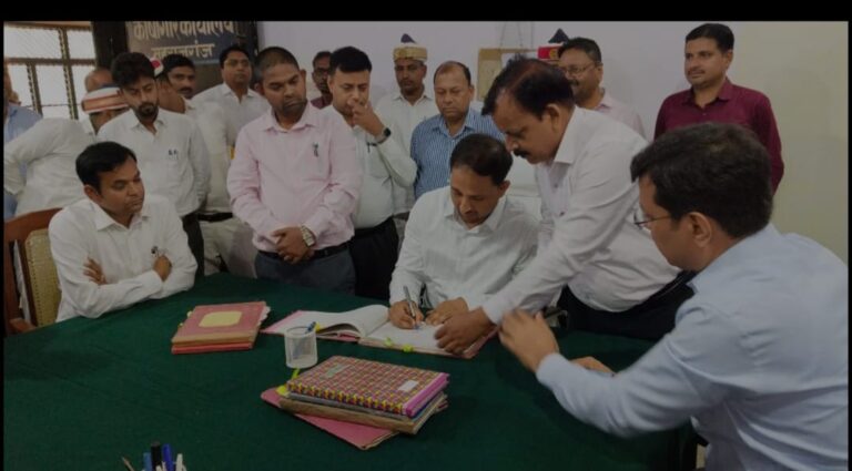 महराजगंज: नवागत जिलाधिकारी गौरव सिंह सोगरवाल ने संभाला कार्यभार, पारदर्शिता और योजनाओं की प्रभावी डिलीवरी पर जोर