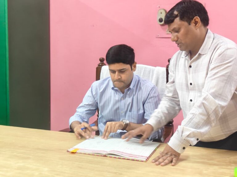 मऊ: जिलाधिकारी आनंद वर्द्धन ने संभाला कार्यभार, जन-समस्याओं के त्वरित निस्तारण और पारदर्शी प्रशासन पर जोर